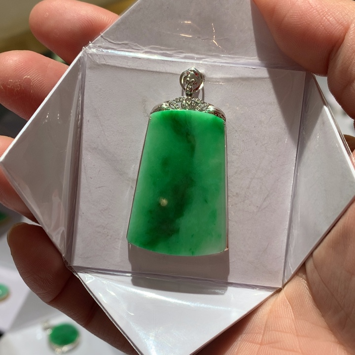 翡翠颈饰18K金镶嵌翡翠吊坠
