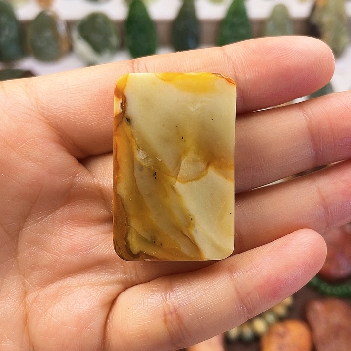 蛇纹石玉颈饰合金