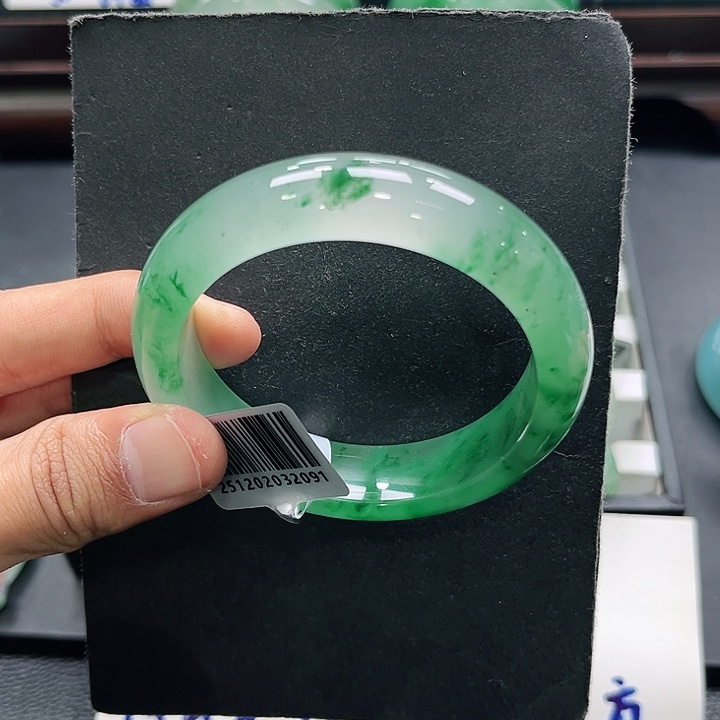 0***界石英质玉（非洲翠）未镶嵌手镯