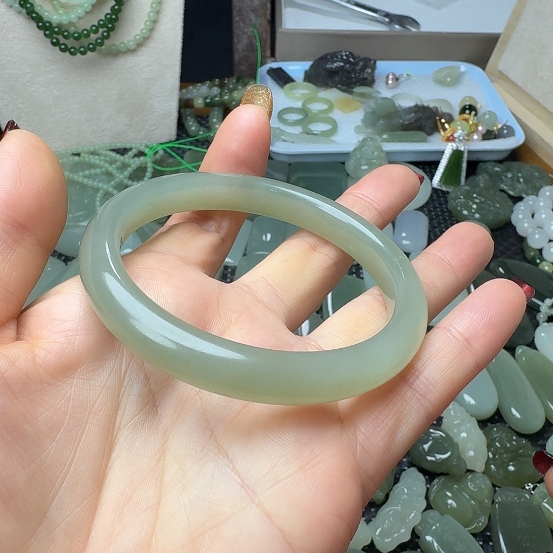 和田玉未镶嵌手镯