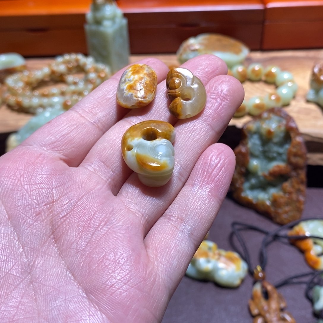 向****岫岩河磨玉（透闪石质玉）未镶嵌珠宝奇石