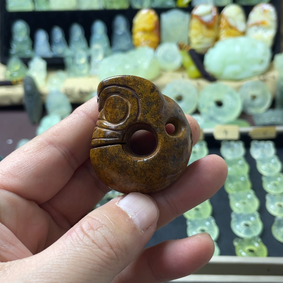蛇纹石玉颈饰未镶嵌