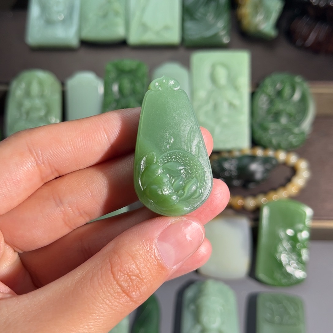 和田玉挂件未镶嵌粉绿莲花牌定制