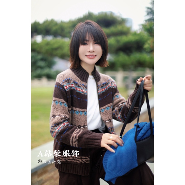 【荣姐精选】复古时尚立领提花拉链开衫毛衣