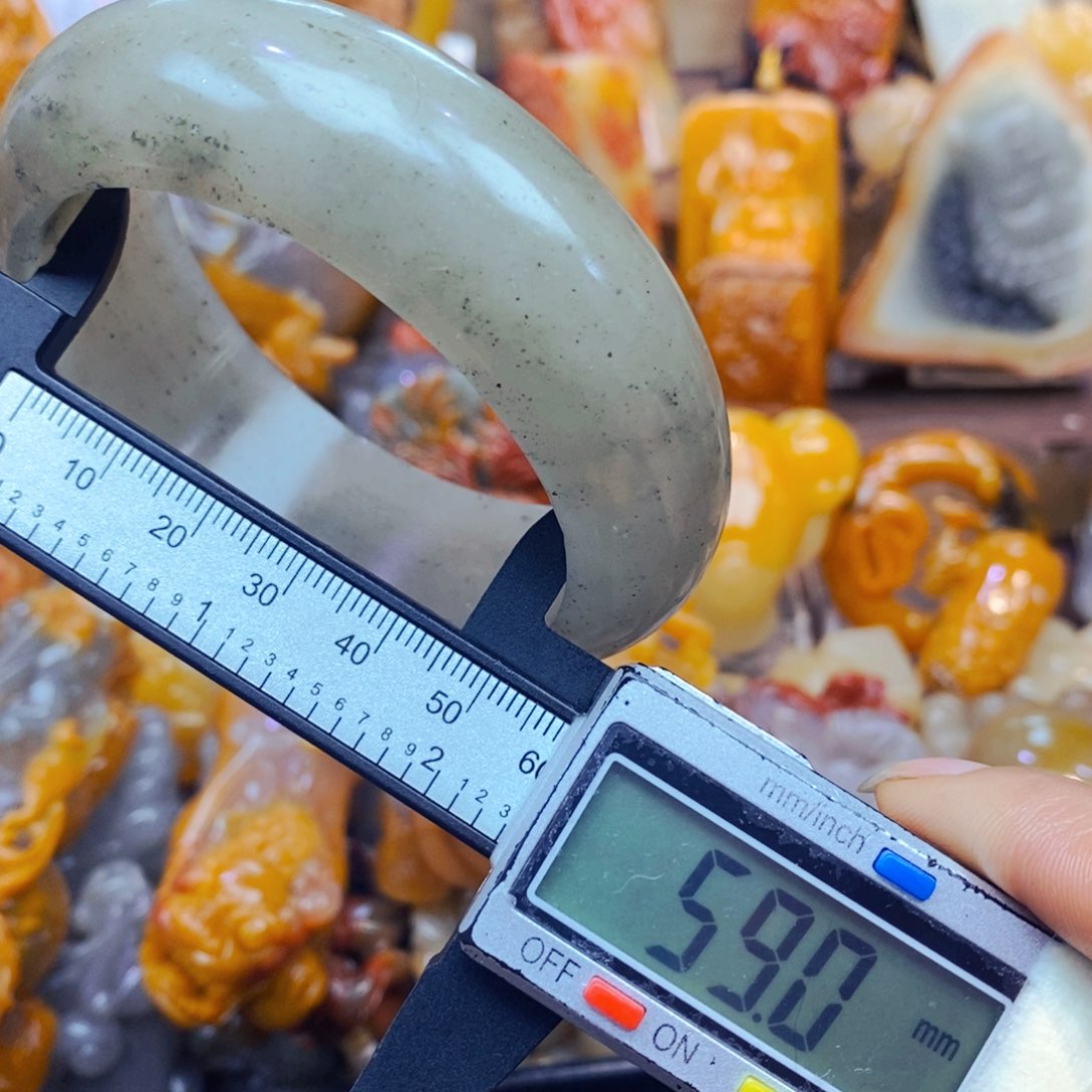 未镶嵌石英质玉（黄龙玉）颈饰