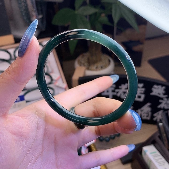 翡翠手镯未镶嵌55-56圈口