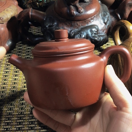 紫砂茶壶原矿泥料手工制作紫砂壶。