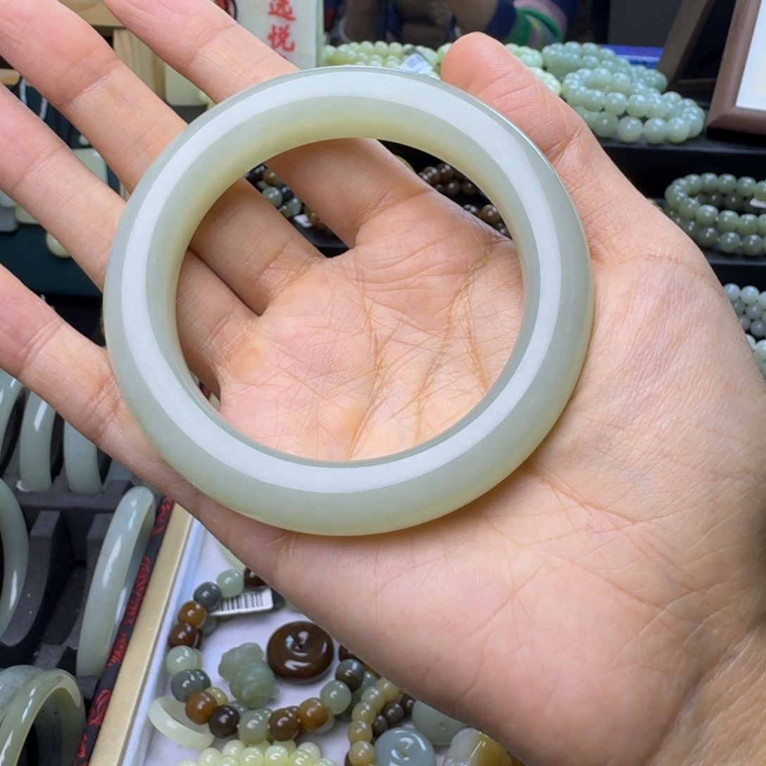 芋***子和田玉未镶嵌手镯