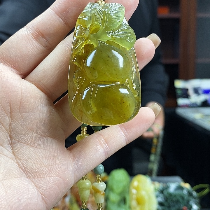 蛇纹石玉吊坠未镶嵌