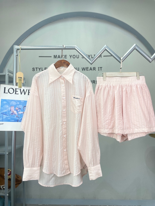 君家条纹设计短裤套装