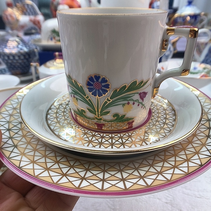 L**a俄皇正品一杯两碟正品