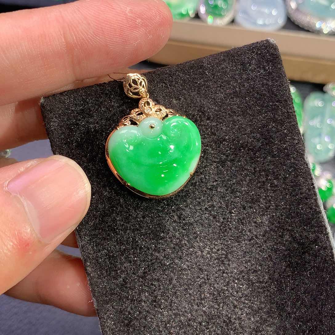 翡翠吊坠(赠链)18K金镶嵌