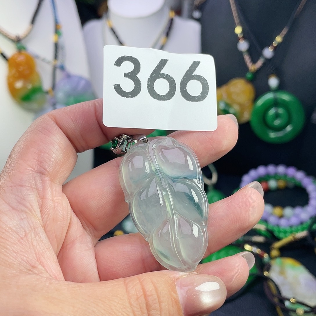 翡翠未镶嵌吊坠(赠链)