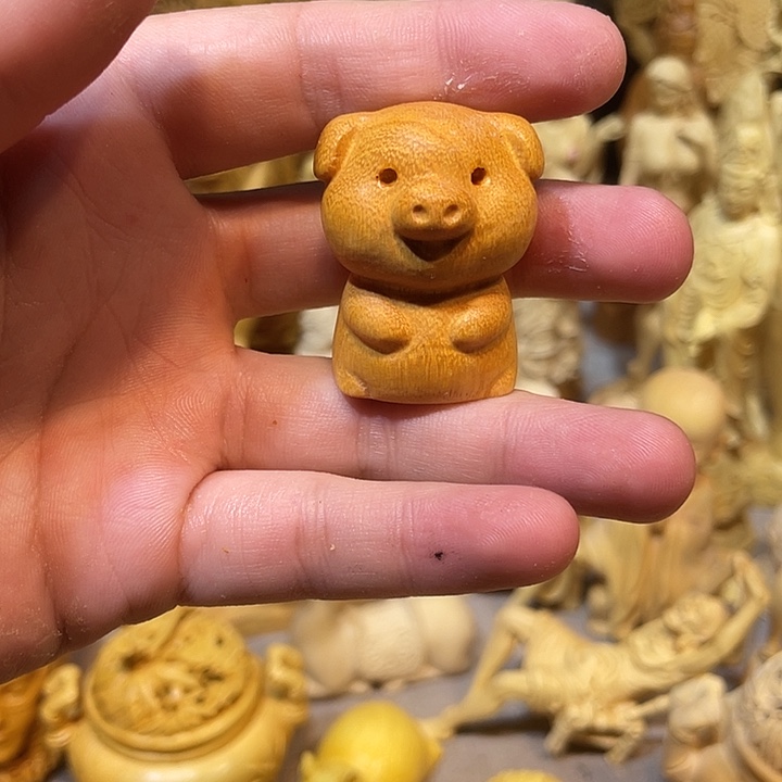 黄杨木小猪手把件