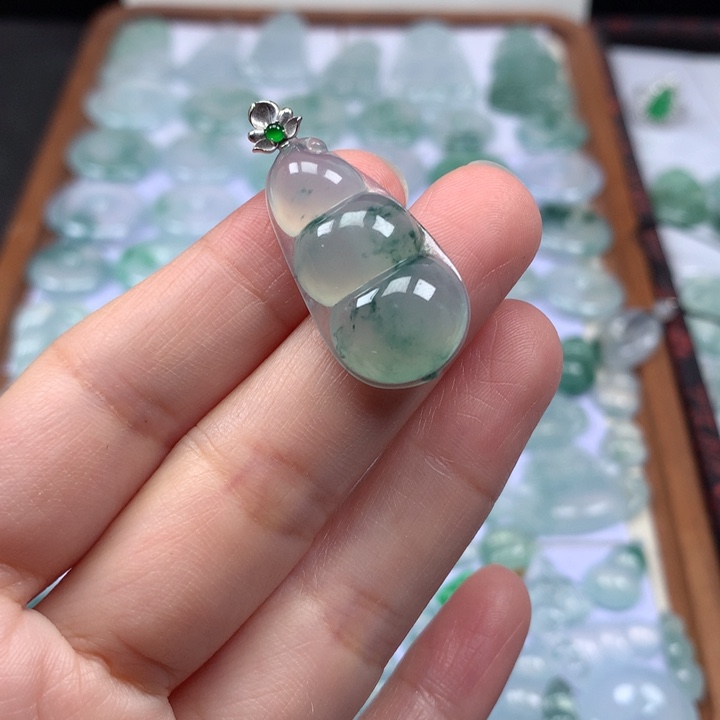 颈饰未镶嵌翡翠冰种飘花福豆
