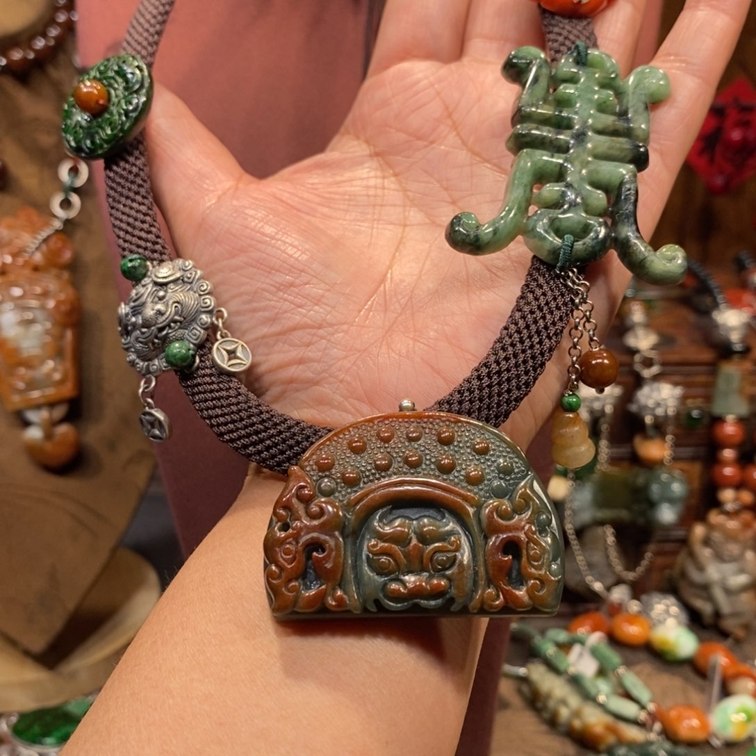 翡翠吊坠(赠链)未镶嵌