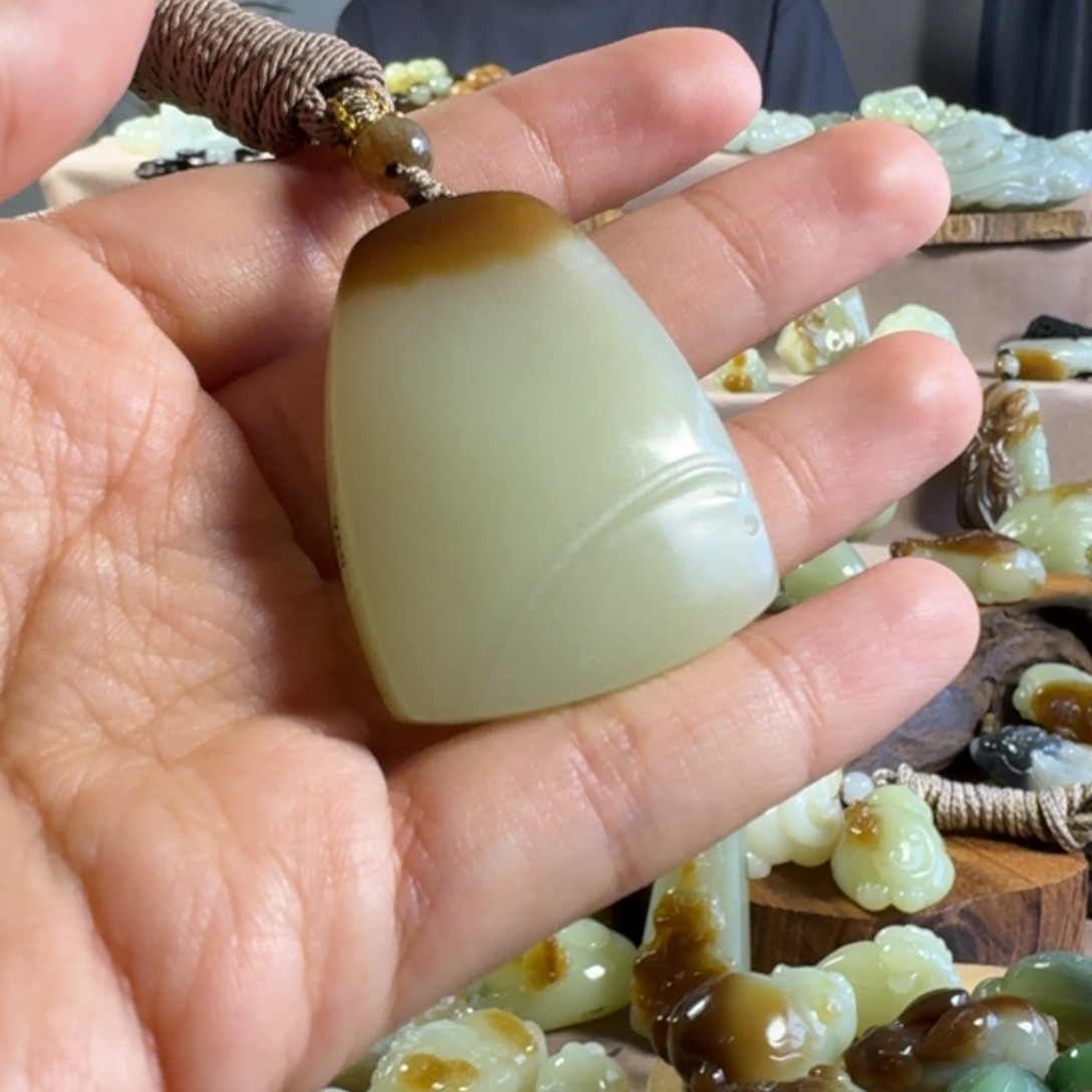 颈饰未镶嵌和田玉（糖玉）
