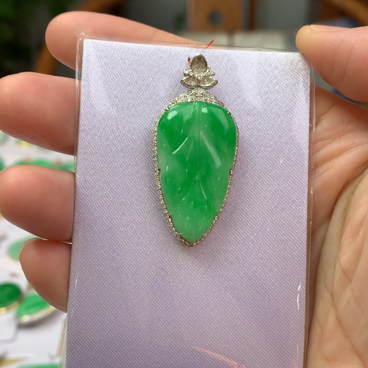 翡翠颈饰18K金镶嵌翡翠吊坠