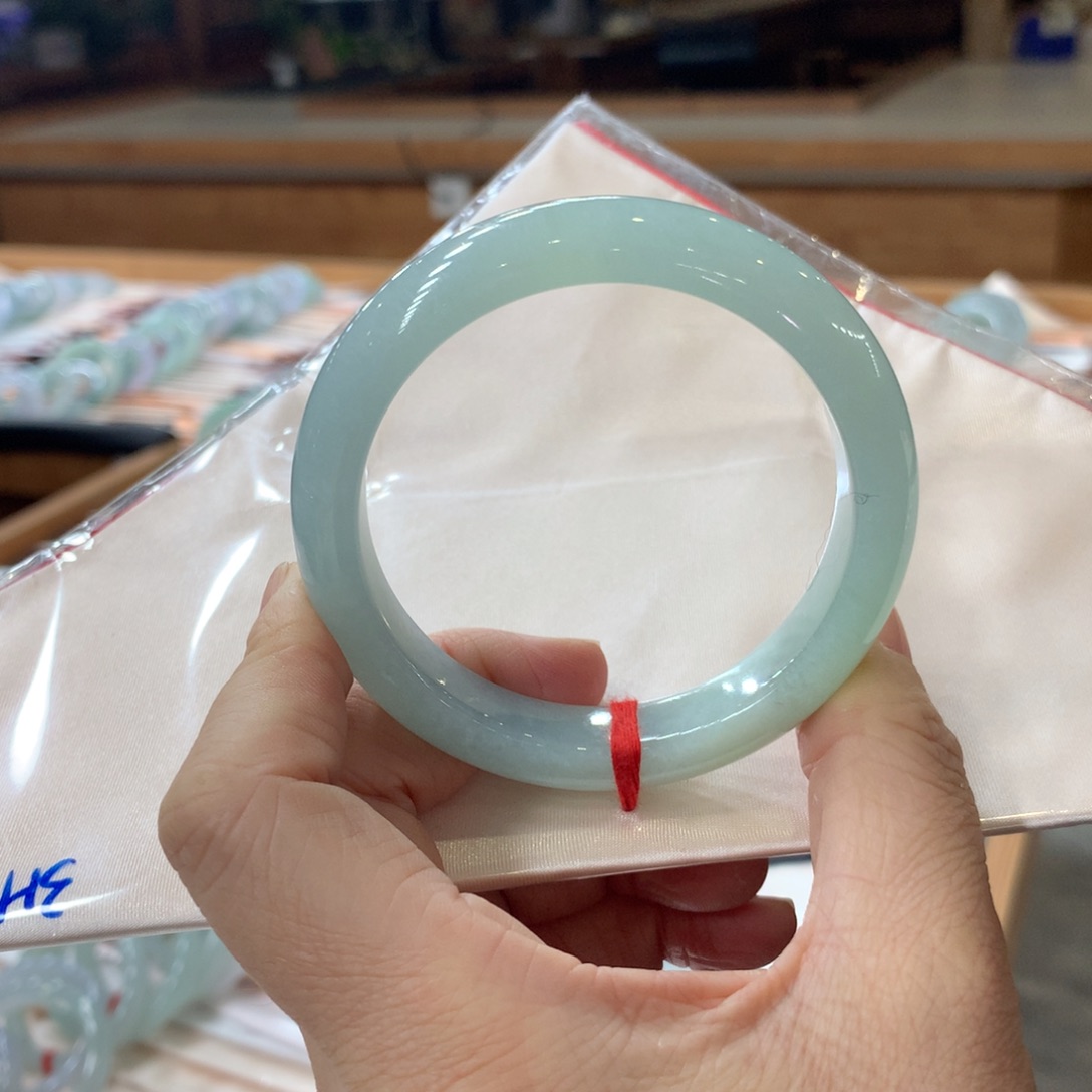 柠***酸翡翠未镶嵌手镯翡翠