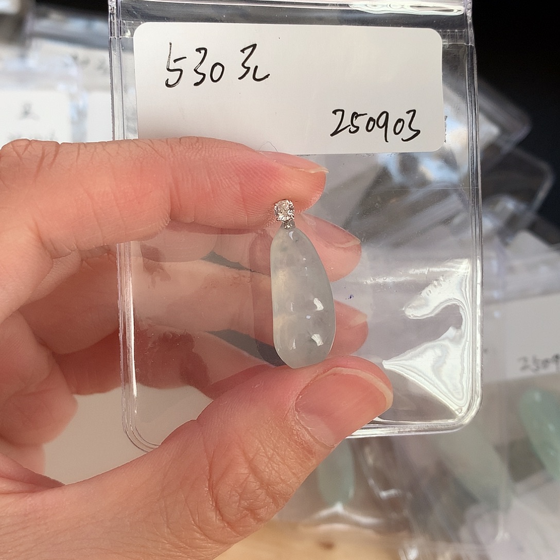 翡翠18K金镶嵌颈饰豆