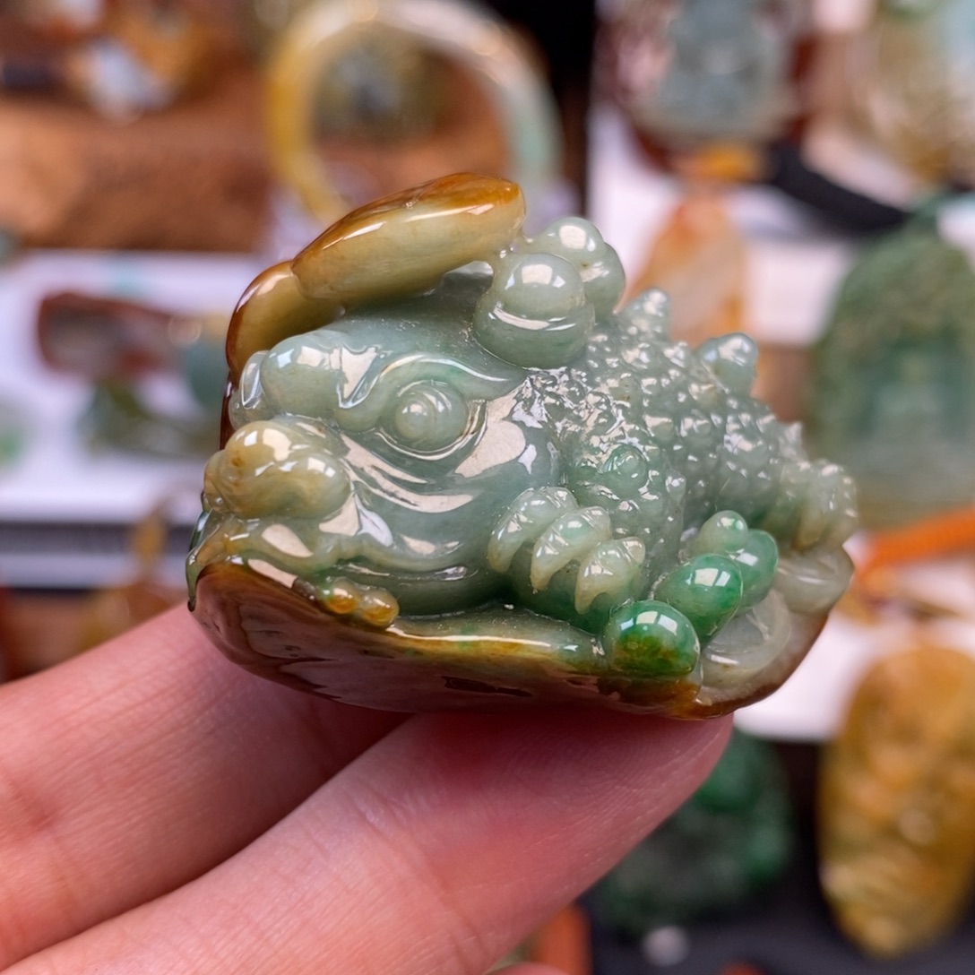 翡翠未镶嵌颈饰金蟾