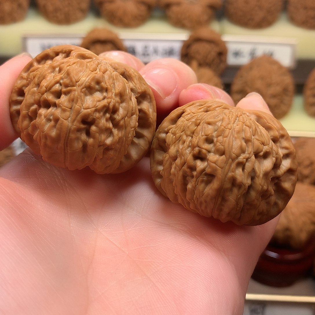 文玩核桃吊坠白狮子