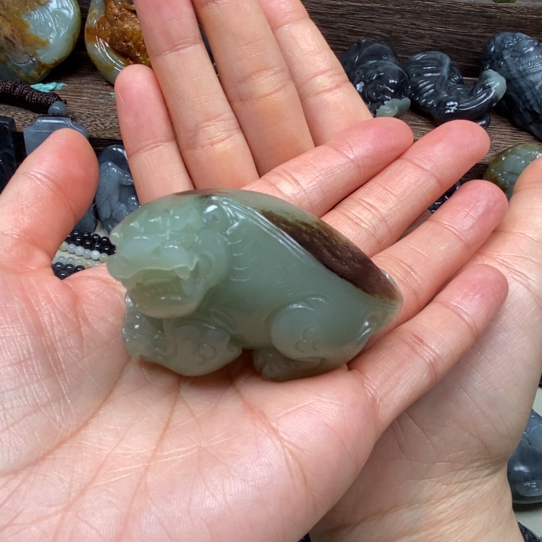 杨***店和田玉未镶嵌颈饰