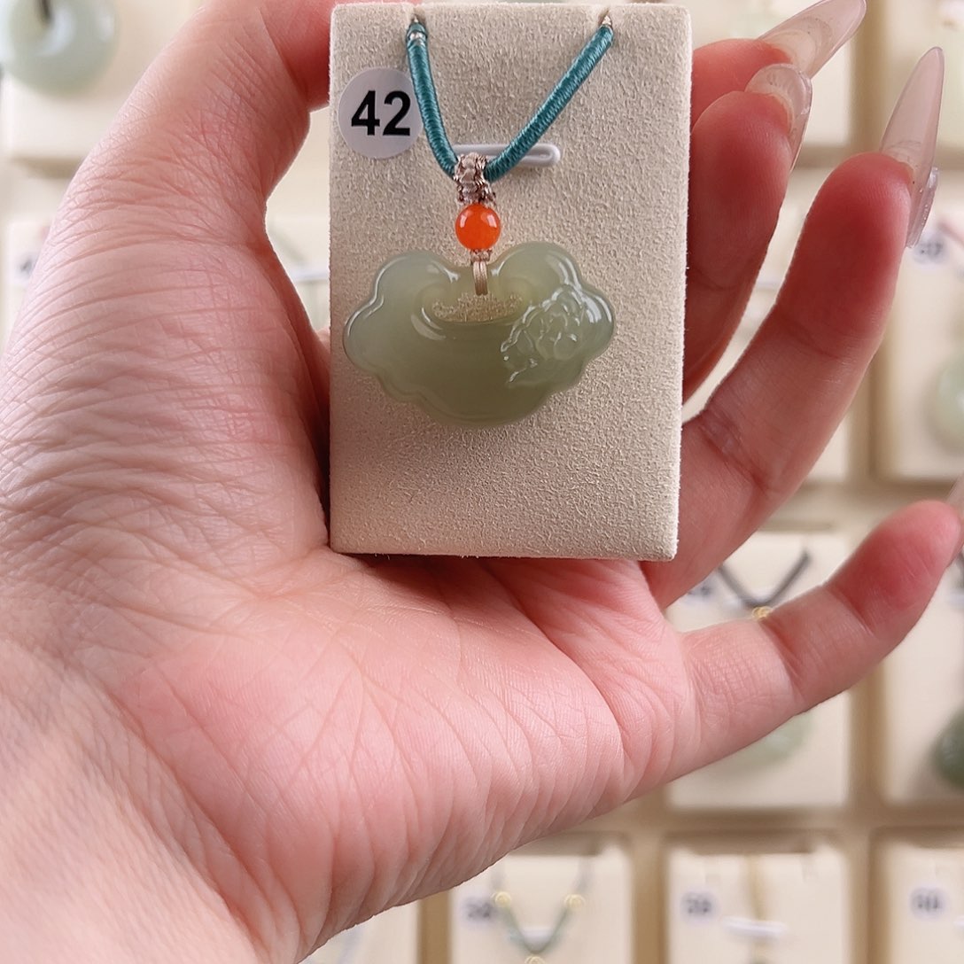 和田玉吊坠(不含链)未镶嵌华**?