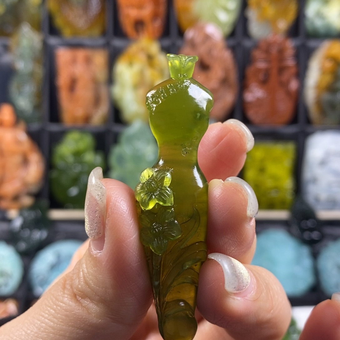 蛇纹石玉颈饰合金