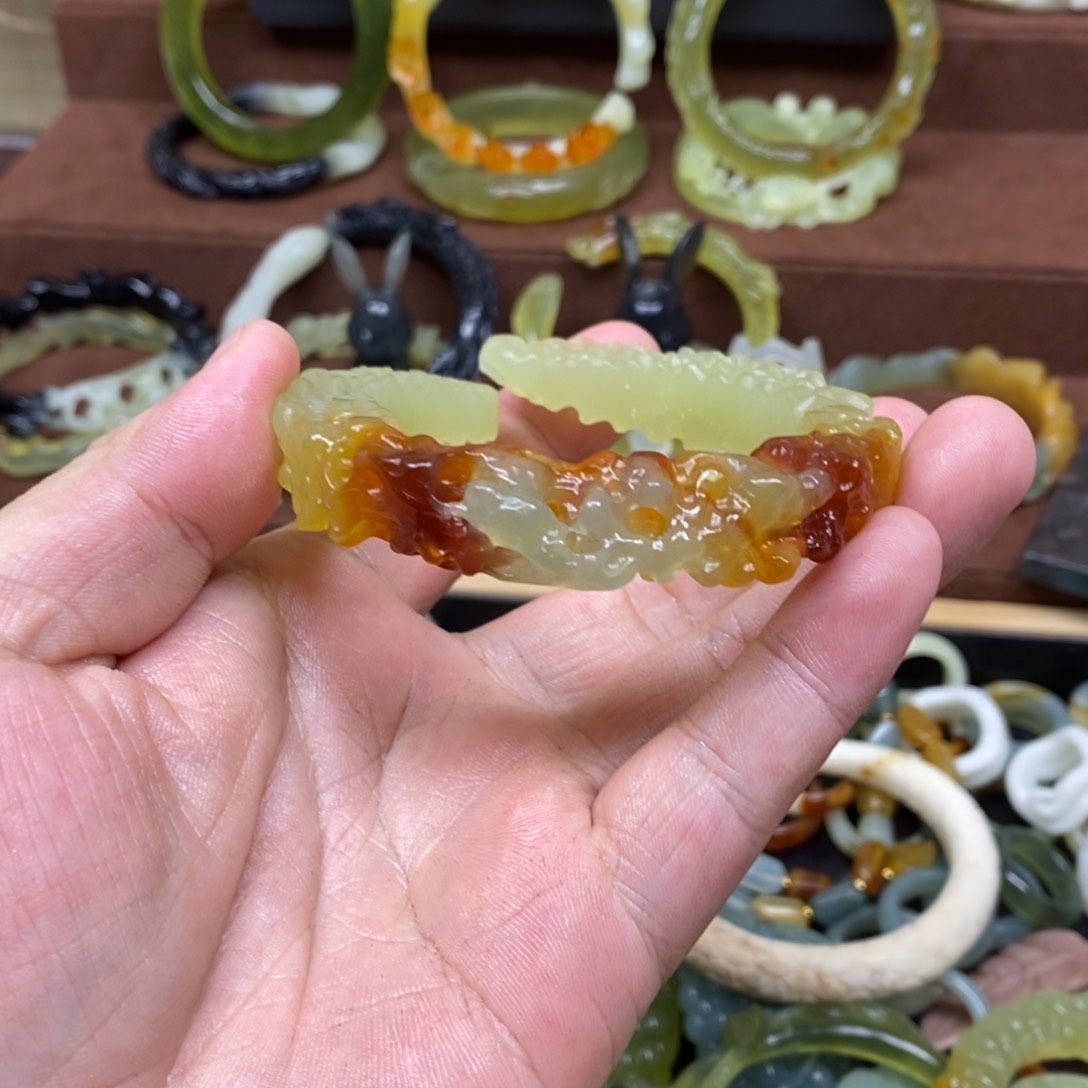 蛇纹石玉手镯未镶嵌X***值