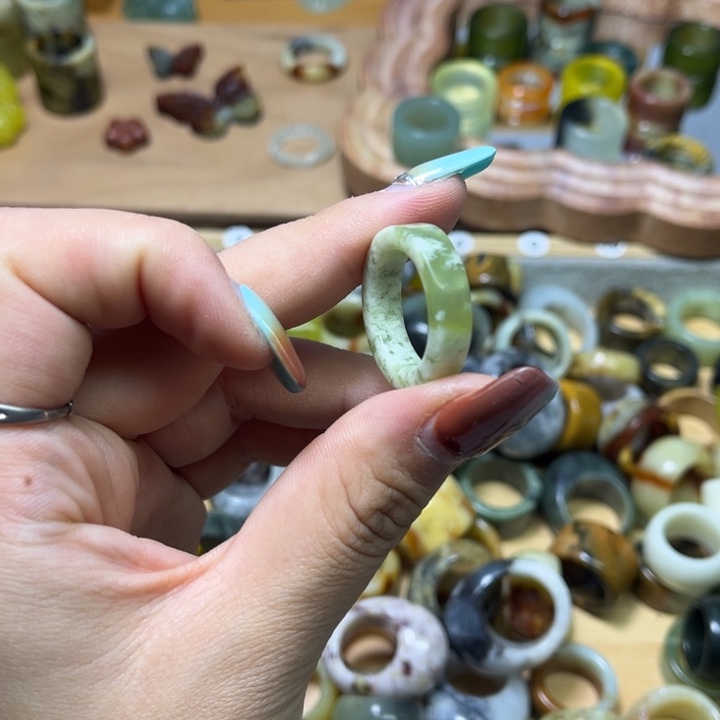 沈***界蛇纹石玉未镶嵌戒圈