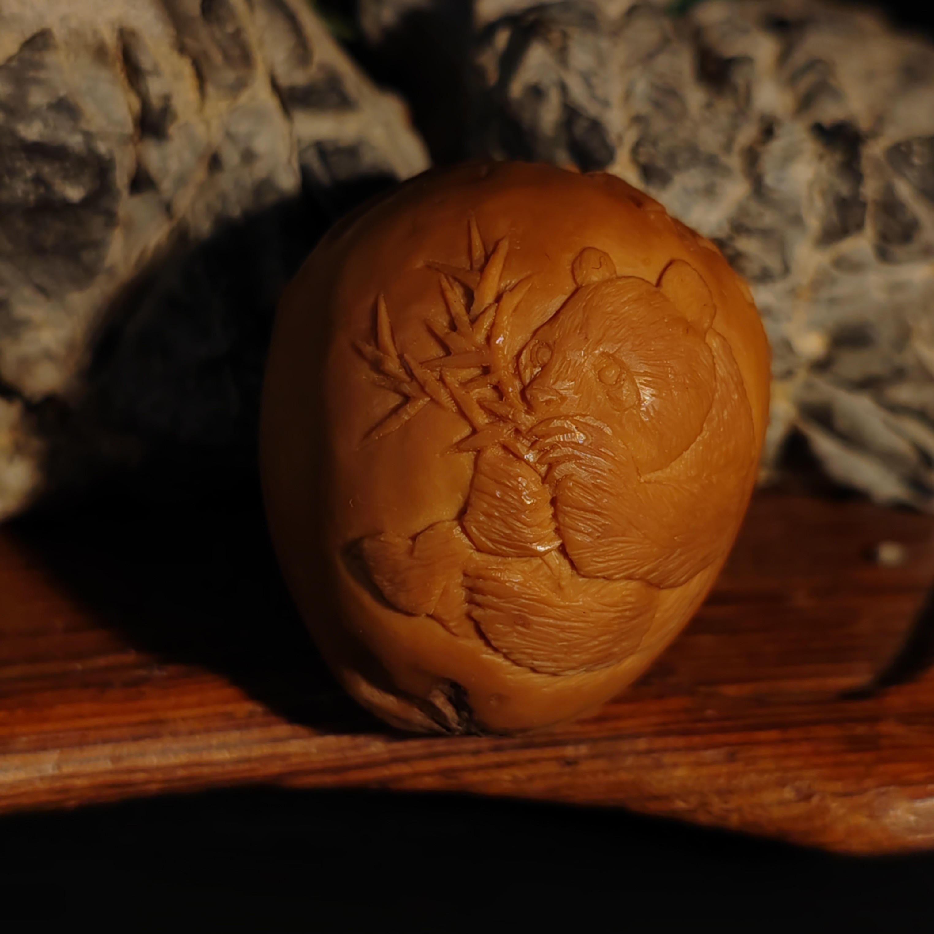 手工核桃雕刻《熊猫抱竹》，双面雕刻熊猫憨态可掬，题材新颖有趣