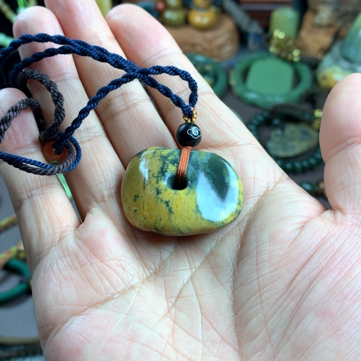 吊坠(赠链)未镶嵌岫岩河磨玉（透闪石质玉）?*言