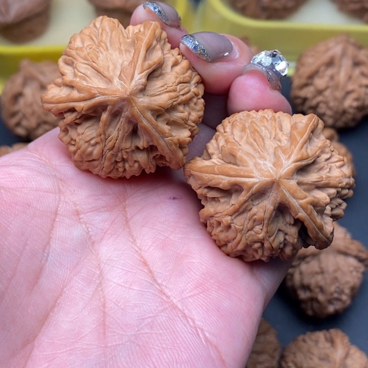 文玩核桃吊坠阿*。三棱