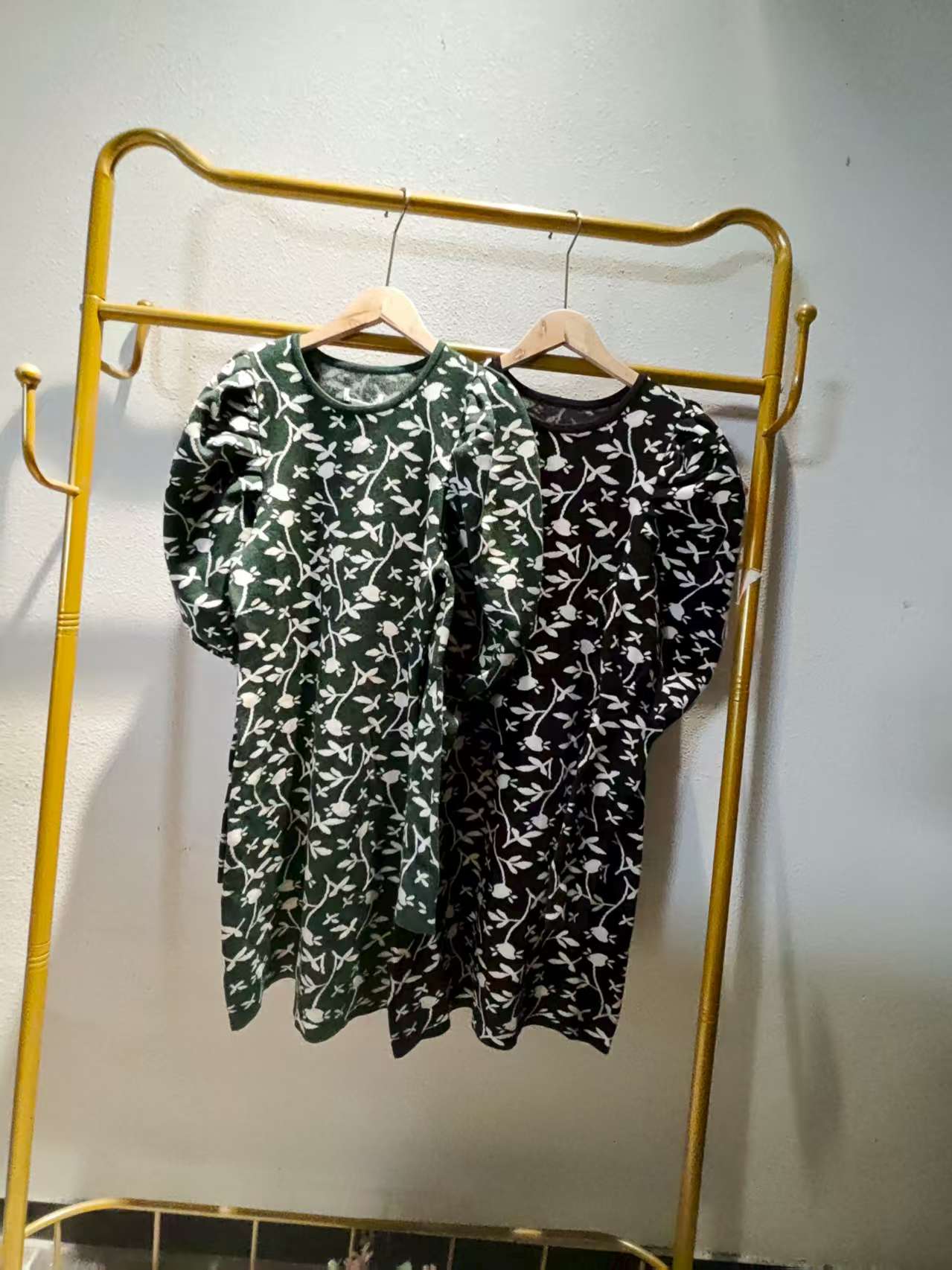 U家剪标  8仓B5-9-1494款  碎花泡泡袖套头针织连衣裙
