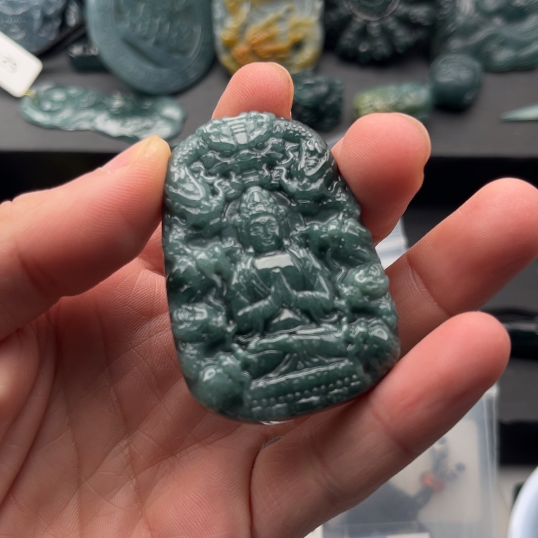 翡翠未镶嵌颈饰九龙