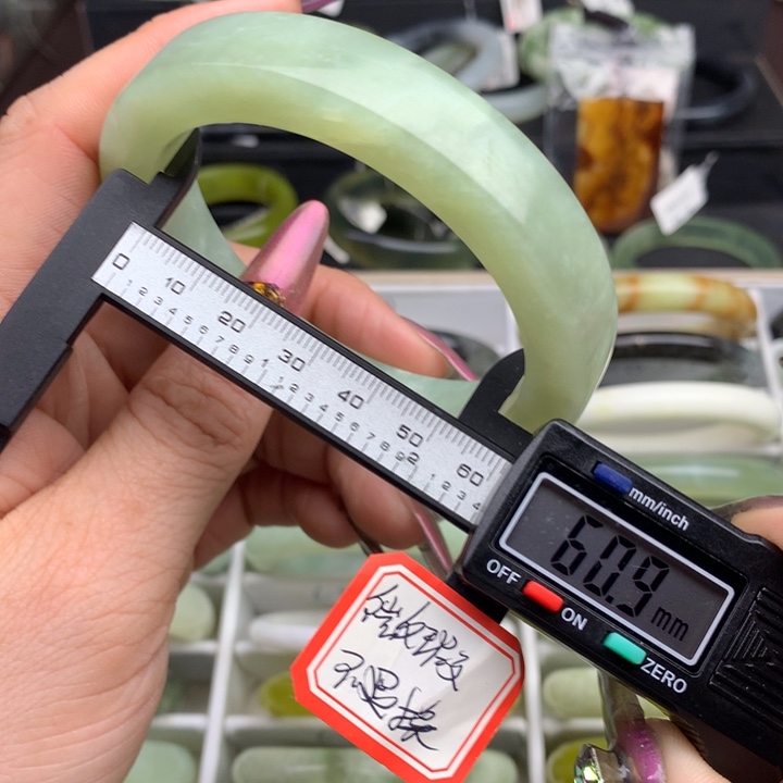 蛇纹石玉手镯未镶嵌700