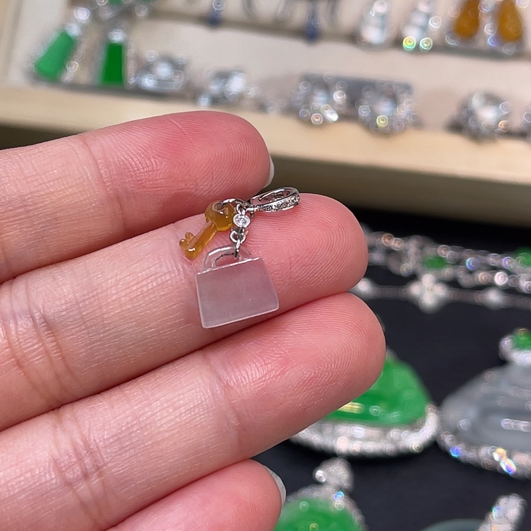 翡翠18K金镶嵌颈饰钥匙锁