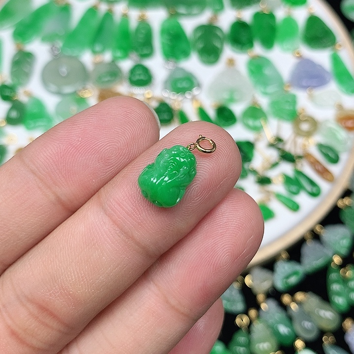 翡翠配石18K金扣头 精美缅料阳绿小貔貅