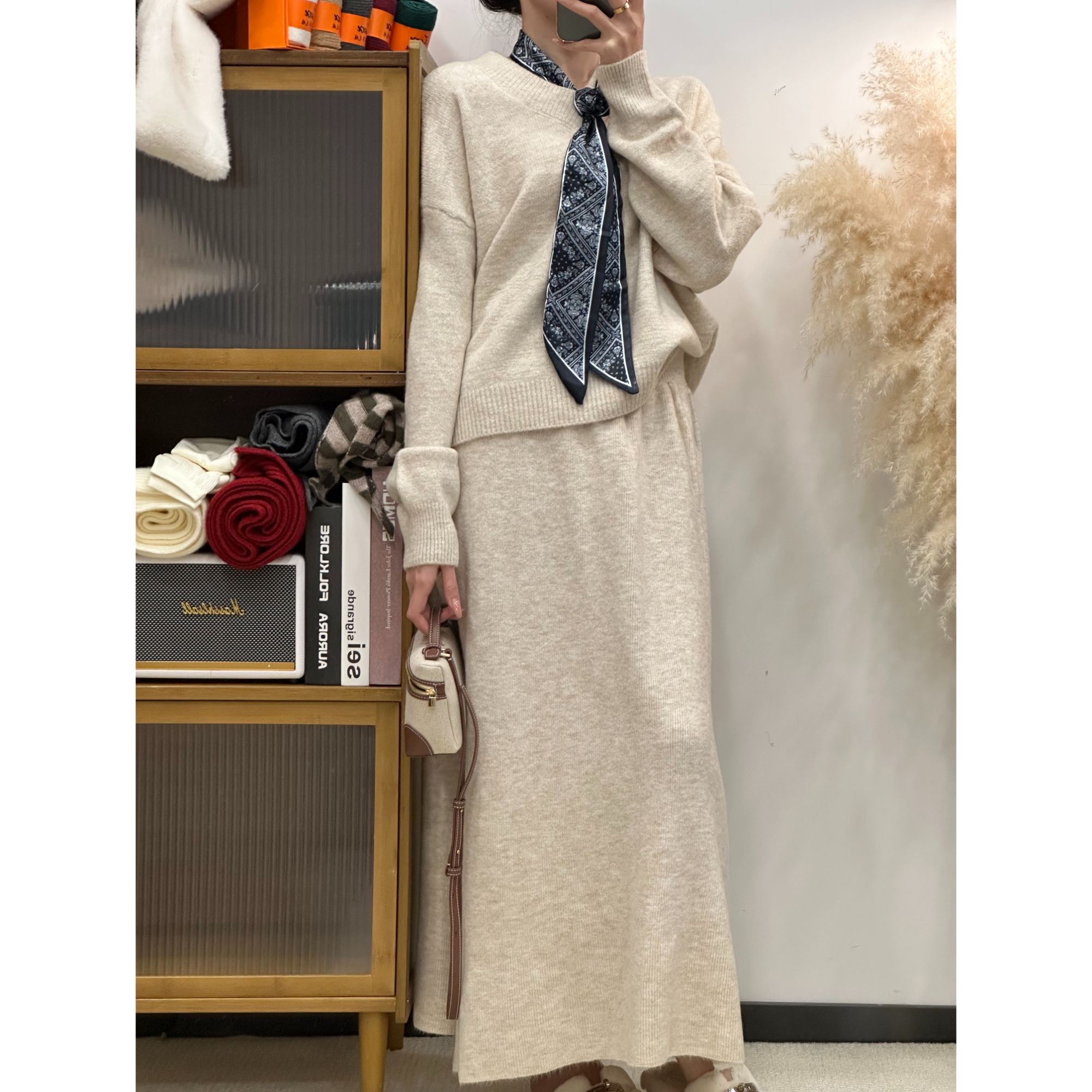 秋冬穿搭针织套装女韩系温柔软糯配丝巾套头毛衣高腰半身裙两件套