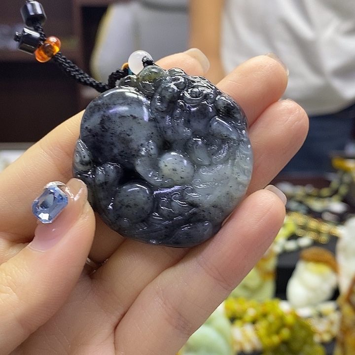 蛇纹石玉未镶嵌颈饰