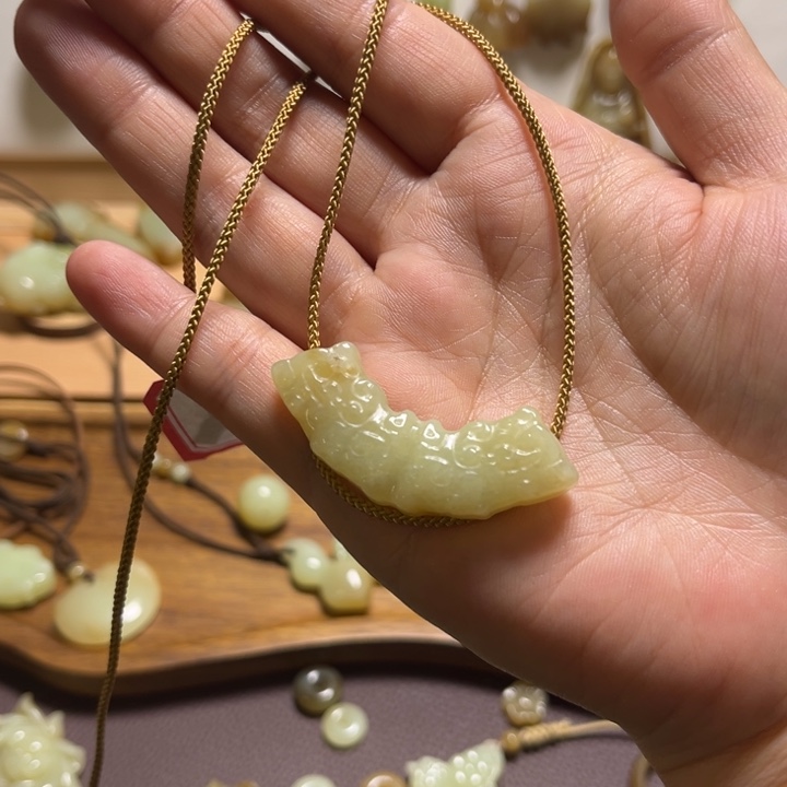 J****和田玉未镶嵌颈饰