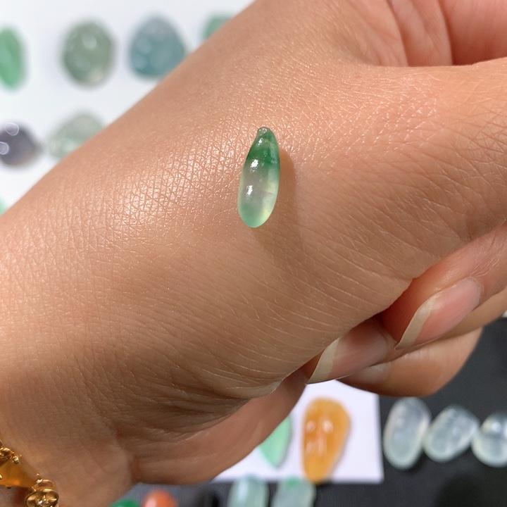 定制翡翠未镶嵌天然翡翠A货冰种豆子