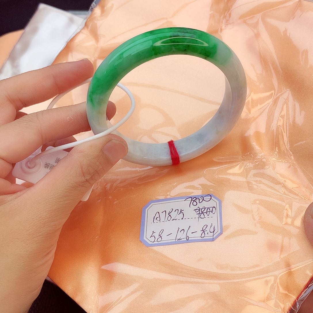 翡翠手镯未镶嵌翡翠