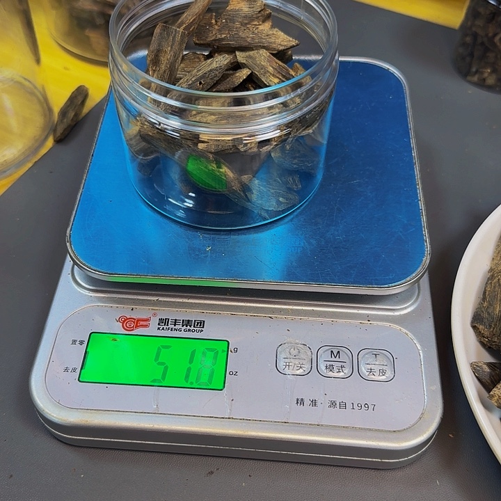 无***张沉香沉香碎屑蓝宝石51克