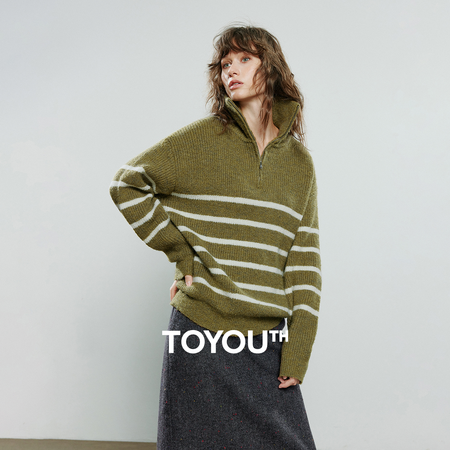 初语毛衣女25冬新拉链翻领幻彩仿马海毛轻运动上衣8543071