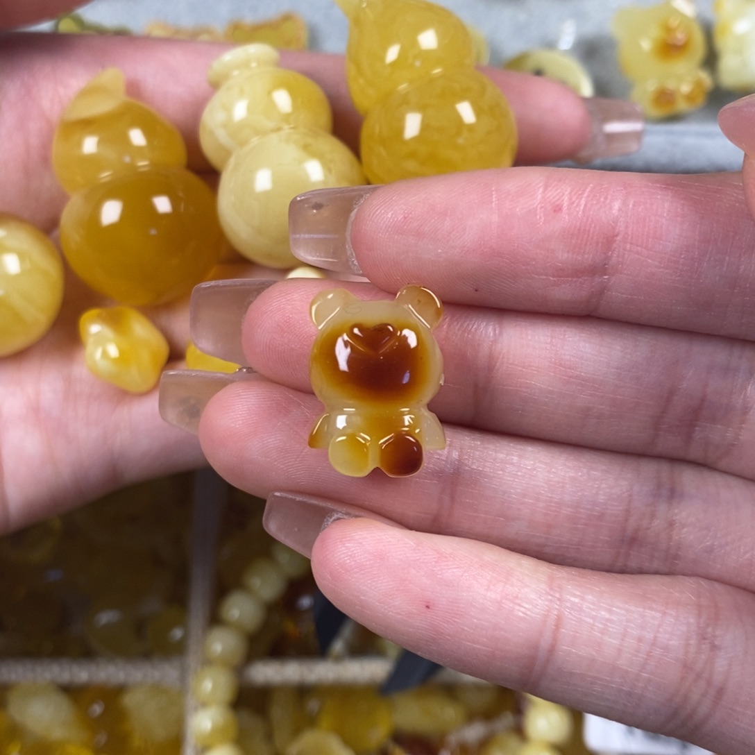 琥珀裸石未镶嵌小熊