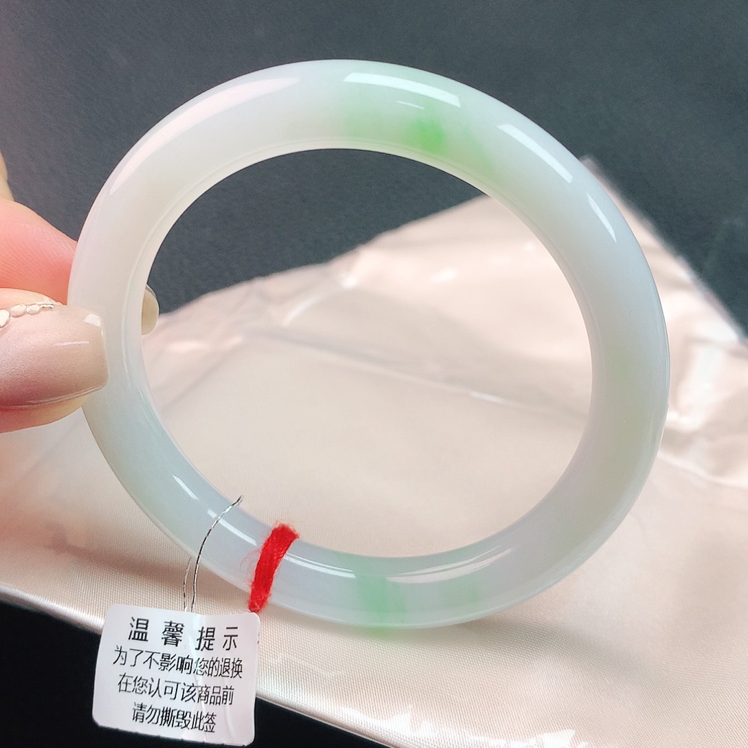 翡翠手镯未镶嵌54圈