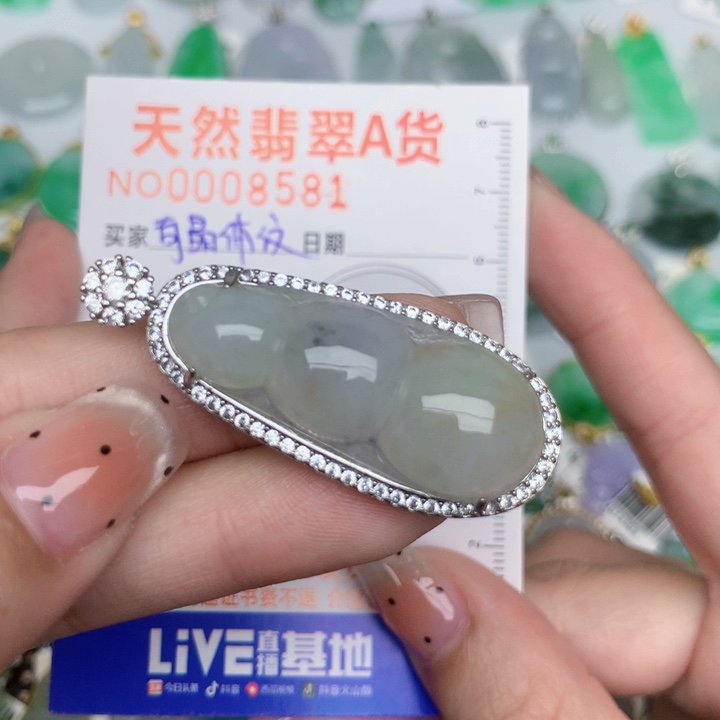 翡翠未镶嵌颈饰豆子