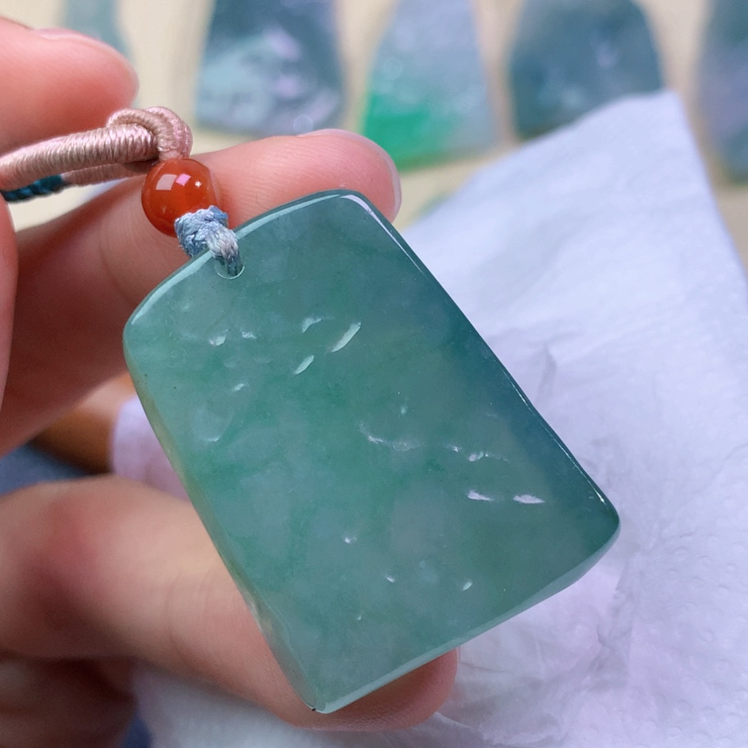 翡翠未镶嵌吊坠(赠链)